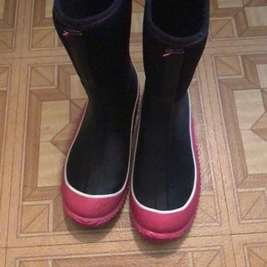 Black and pink kids Muck boots